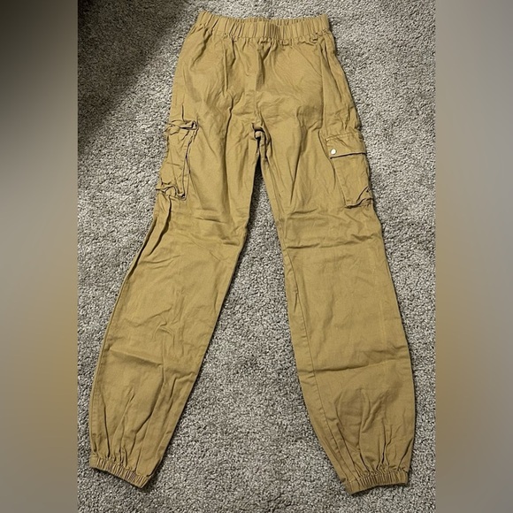 Pretty Little Thing Tan Cargo Pants Size 4 with pockets and cuffed ankles - Picture 2 of 8